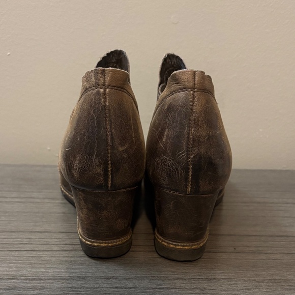 Earth Leather Wedge Booties‎ in Catrmount Brown Size 10B - Picture 4 of 8